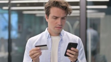 Smartphone 'da Çevrimiçi Ödeme Hatası Olan İnsanın Portresi