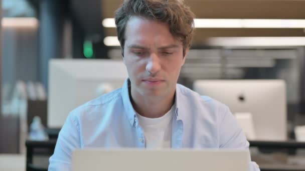 Close Up di uomo che ha dolore al collo durante l'utilizzo del computer portatile — Video Stock