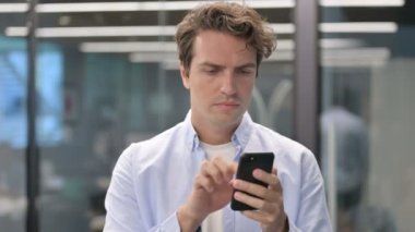 Akıllı Telefon Kullanan İnsanın Portresi