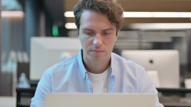 Primer plano del hombre que tiene dolor de cabeza mientras usa el ordenador portátil — Vídeos de Stock