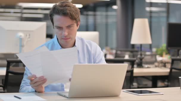 Hombre leyendo documentos, haciendo trabajo de oficina — Vídeos de Stock