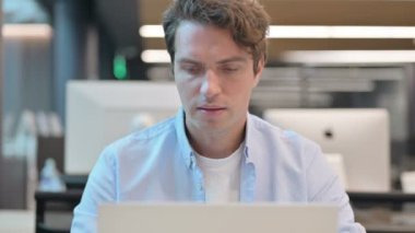 Videodaki Adamın Konuşmasını Kapat Bilgisayarda Arama