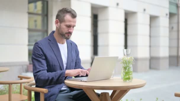 Man showing Thumbs Up while using Laptop, Sitting in Outdoor Cafe — Αρχείο Βίντεο