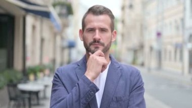 Düşünen Yetişkin Adam 'ın Açık Hava Portresi