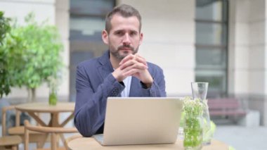 Dışarıdaki Laptop 'u kullanırken Kameraya Bakan Adam