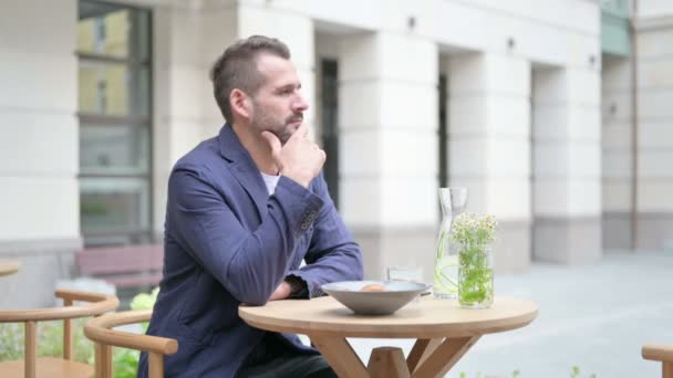 Brainstorming Man Zittend in Outdoor Cafe en denken — Stockvideo