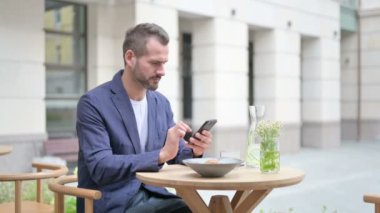 Üzgün Adam Akıllı Telefon 'da Kaybına Tepki Veriyor, Yan Poz