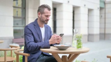 Smartphone 'da İnternet Taraması, Açık Cafe' de Oturmak, Yan Poz