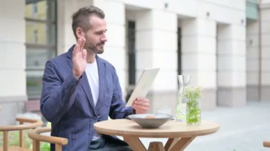 Tablet 'te Video Çağrı Yapan Adam Açık Cafe' de Oturuyor 