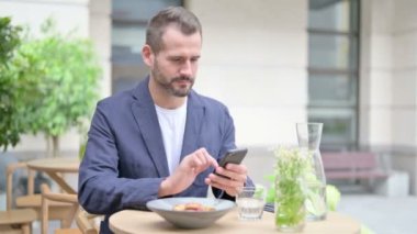 Akıllı Telefonlu Adam, Açık Cafe 'de Oturan Ön Poz 
