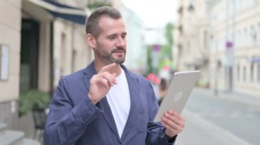 Yetişkin Adam Açık Hava 'dan Tablet' e Video Çağrısı 