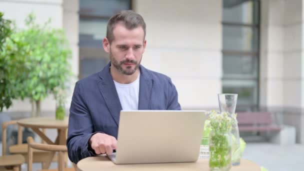 Muž slaví při použití Laptop Outdoor — Stock video