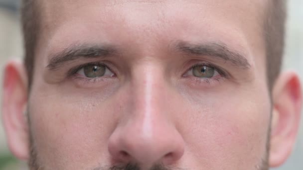 Nahaufnahme der blinkenden Augen des Menschen — Stockvideo
