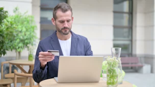 Man membuat Sukses Pembayaran online di Laptop — Stok Video