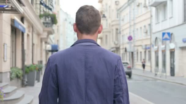 Vista trasera del hombre adulto maduro caminando en una calle — Vídeos de Stock