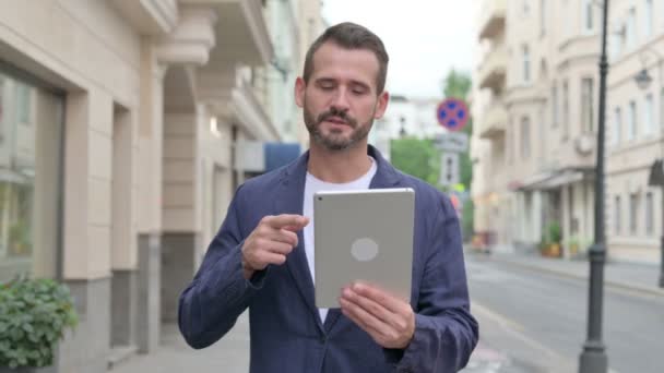 Gammal vuxen man talar på videosamtal på Tablet när du går längs gatan — Stockvideo