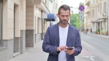 Yavaş Çekimde Yürüyen Adam Smartphone 'da İnternet Taraması
