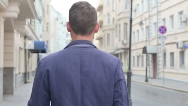 Indietro Veduta di uomo adulto maturo che cammina in strada vuota — Video Stock