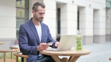 Dizüstü bilgisayarda Başarılı Çevrimiçi Ödeme Yapan Adam 