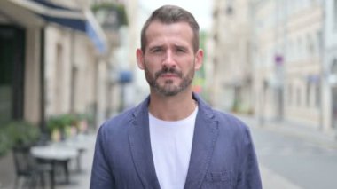 Bozulmaya Tepki Veren Üzgün Adam Açık Hava Portresi