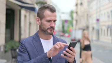 Olgun Yetişkin Adam 'ın Akıllı Telefon Kayıpları 