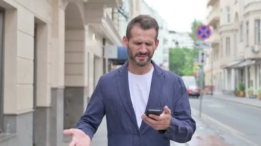 Sokakta Yürürken Telefonunu Kaybeden Adam