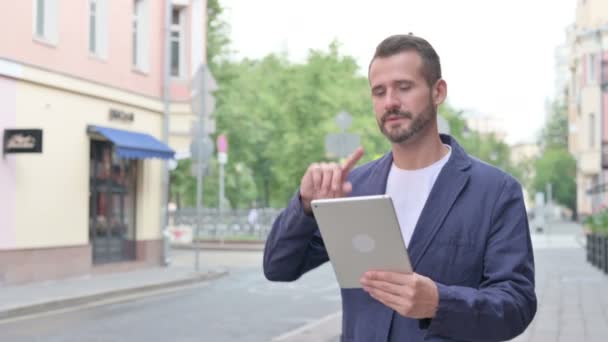 Volwassen volwassen man wonen videogesprek op Tablet tijdens het lopen in de straat — Stockvideo