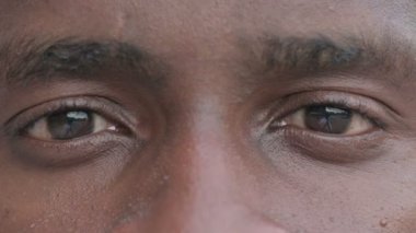 Afrikalı adamın yanıp sönen gözlerine yaklaş 