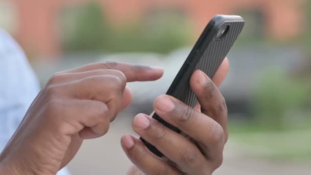 Primer plano de African Man usando Smartphone — Vídeo de stock