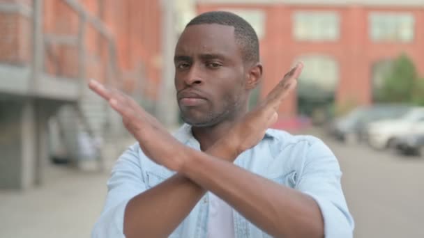 Outdoor Portret Afrykańczyka nie pokazuje znaku przez ramię Gesture — Wideo stockowe