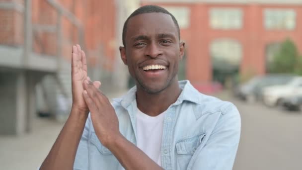 Retrato ao ar livre do homem africano feliz aplaudindo, palmas — Vídeo de Stock