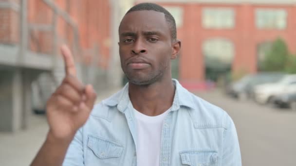 Utomhus porträtt av afrikansk man visar inga tecken på Finger, Förnekelse — Stockvideo