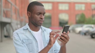 Açık Afrika Man Smartphone kullanarak