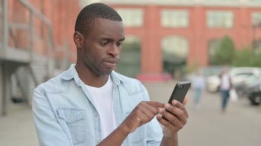 Açık hava Afrikalı Adam Akıllı Telefonla Kutlama