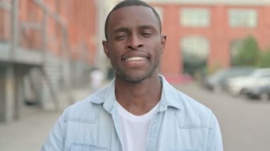 Afrikalı Adam 'ın Portresi Açık Hava İşareti Gösteriyor