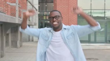 Sokakta yürürken kutlama yapan Afrikalı Adam