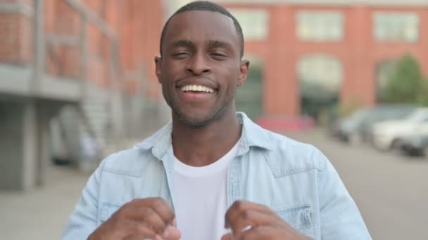 손으로 하트 모양을 나타내는 아프리카 남자 의외 투상 — 비디오