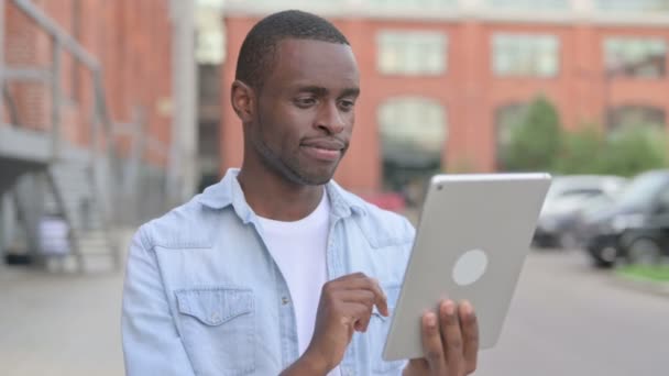 Πορτρέτο του Αφρικανικού Άντρα χρησιμοποιώντας Tablet στην οδό — Αρχείο Βίντεο
