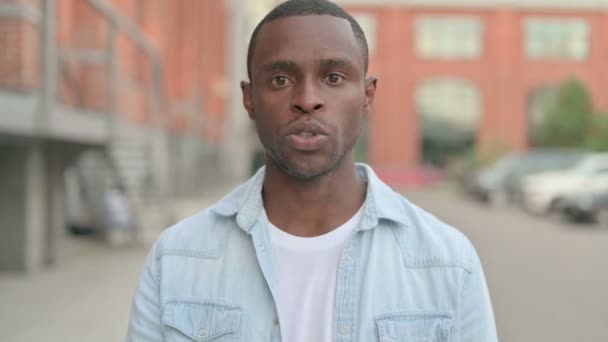 Utomhusporträtt av afrikansk man slåss i ilska — Stockvideo