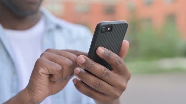 Primer plano de manos de hombre africano usando Smartphone — Vídeo de stock