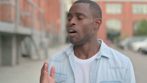 Портрет зевоты африканского человека на улице — стоковое видео