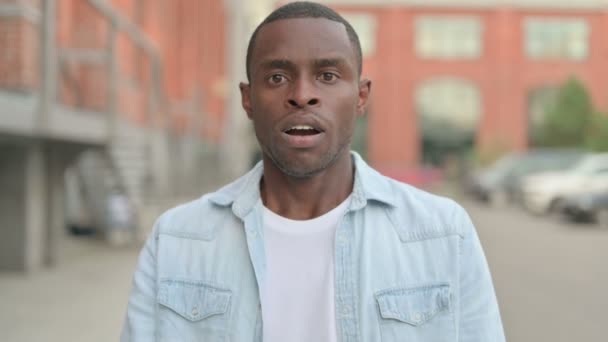 Retrato al aire libre del hombre africano sintiéndose conmocionado, molesto — Vídeos de Stock