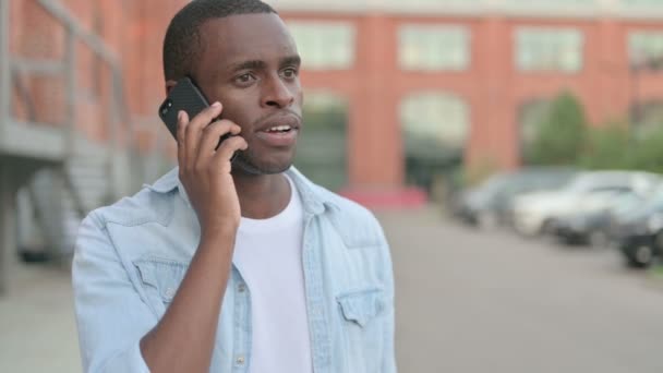 Outdoor African Man robi się wściekły na telefon — Wideo stockowe