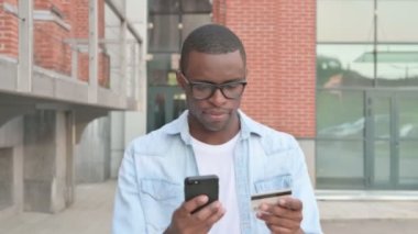 Afrikalı Adam Sokağın Smartphone 'unda Başarılı Çevrimiçi Ödeme Yapıyor