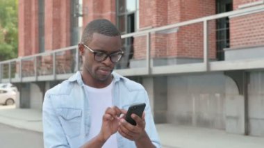 Sokakta Yürürken Akıllı Telefondan Afrikalı Adam Başarı Kutlaması 