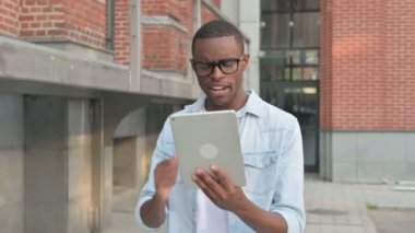 Sokakta Yürürken Tablet 'te Video Çağrısı Yapan Afrikalı Adam 