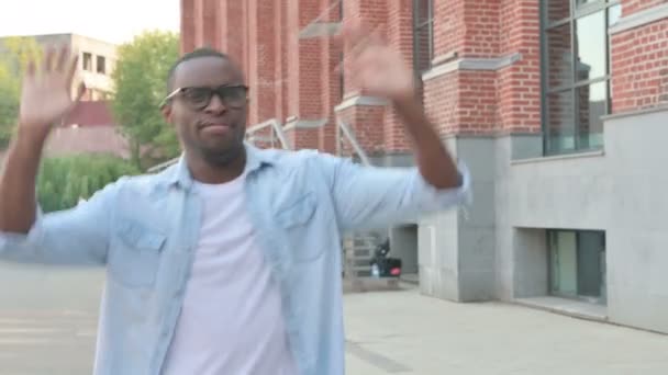 Африканський чоловік танцює в радості під час ходьби на вулиці — стокове відео