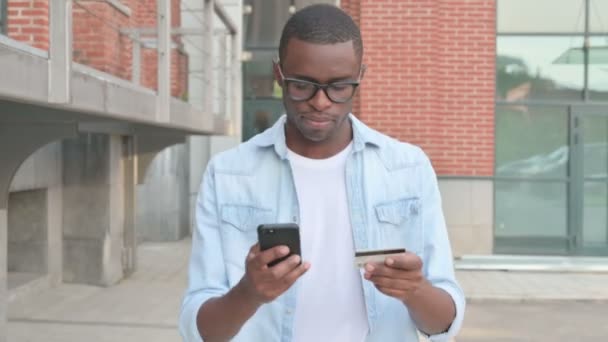 Afrikansk man som har online betalningsmisslyckande på Smartphone på gatan — Stockvideo