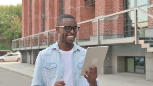 African Man κάνοντας Video Call στο Tablet, ενώ περπατώντας στην οδό — Αρχείο Βίντεο