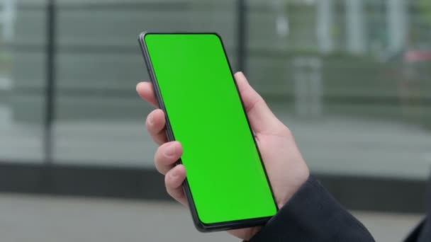 Vue arrière d'une femme d'affaires utilisant un téléphone intelligent avec écran chroma vert — Video